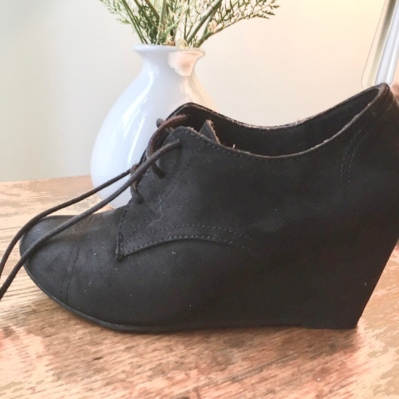 Black wedge shoes **SOLD** - Picture 4 of 6